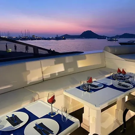 Yalikavak Matilda Mega Yacth Hotel na wodzie Bodrum